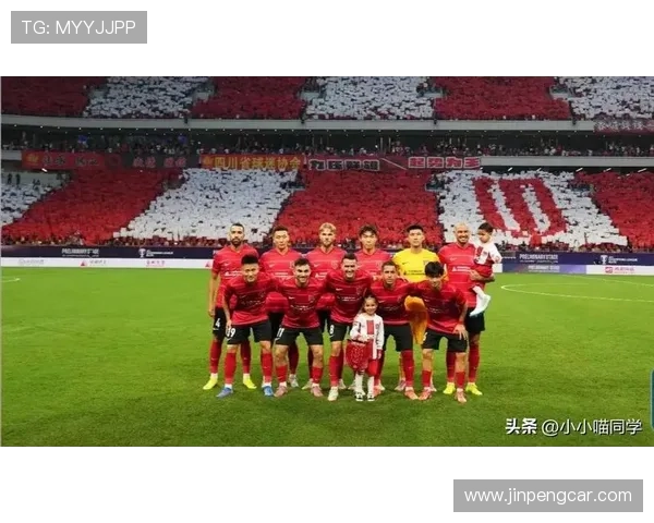 11号足球巨星赛场英姿闪耀，热血拼搏点燃球迷激情时刻