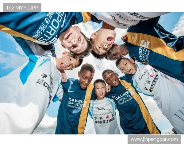 外国小孩模仿球星踢足球技艺变化成就个人梦想之路