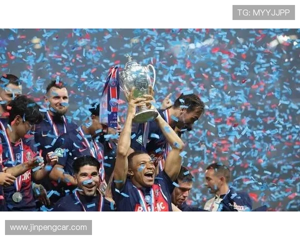 姆巴佩领衔足球明星阵容震撼登场打造专属豪华球场墙面装饰