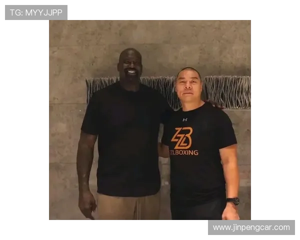 篮球巨星泰森与足球明星同框